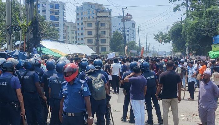 কিশোরগঞ্জে টিয়ার শেল-রাবার বুলেটে সাংবাদিকসহ অর্ধশতাধিক আহত