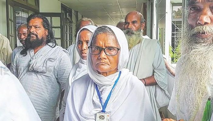 ‘সাপে কাটুক, বাঘে খাক স্বামীর কবরের পাশেই থাকব’