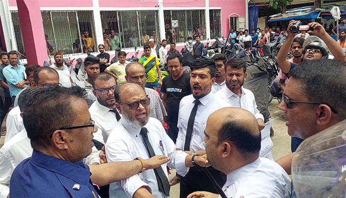 ‘মার্চ ফর জাস্টিস’ কর্মসূচি ঘিরে লক্ষ্মীপুরে আইনজীবীদের দুইপক্ষে হট্টগোল
