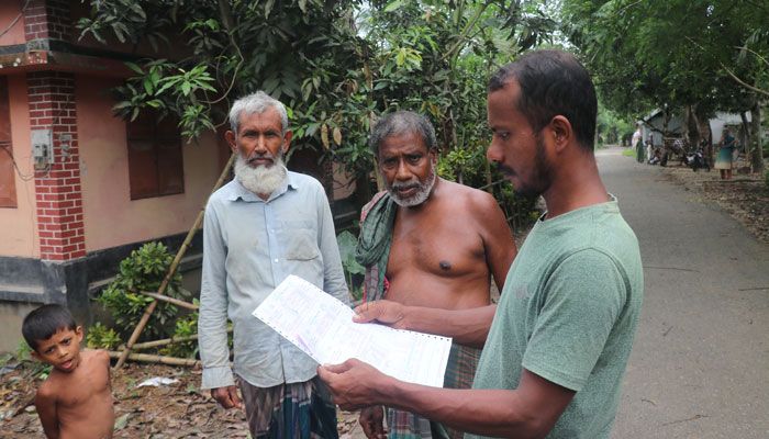 মাগুরার শ্রীপুরে পল্লী বিদ্যুৎ কর্মকর্তার রোষানলে ২৫ পরিবার অন্ধকারেকর্মকর্তার রোষানলে ২৫ পরিবার অন্ধকারে। প্রবা ফটো