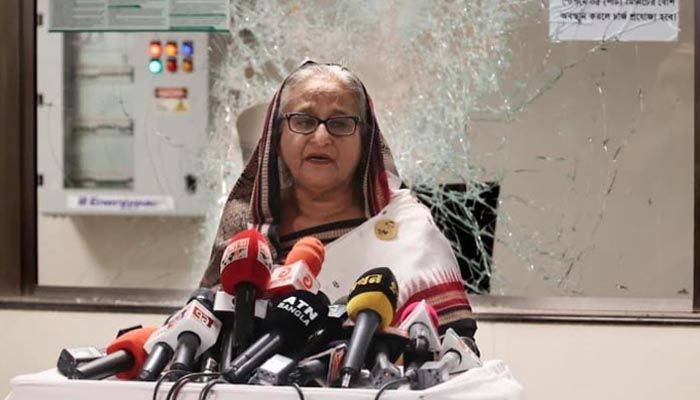 ক্ষতিগ্রস্ত মিরপুর-১০ মেট্রোরেল স্টেশন পরিদর্শন শেষে সাংবাদিকদের সঙ্গে কথা বলেন প্রধানমন্ত্রী শেখ হাসিনা। ছবি : বাসস
