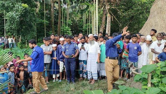 মরদেহ দেখতে স্থানীয়দের ভিড়। প্রবা ফটো