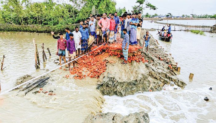 জোয়ারের পানিতে রাস্তা ভেঙে দুর্ভোগ