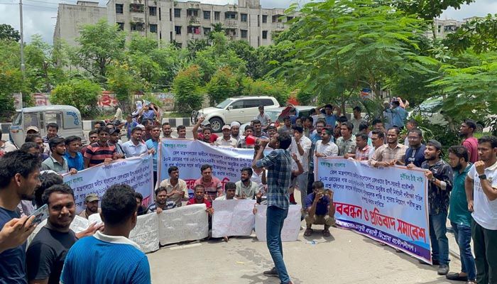 প্রশ্নফাঁস: পরীক্ষা বাতিলের দাবিতে পিএসসির সামনে প্রকৌশলীদের বিক্ষোভ