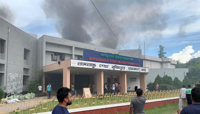 বঙ্গবন্ধু হলের নিচ তলায় আগুন দেওয়ার অভিযোগ আন্দোলনকারীদের বিরুদ্ধে। প্রবা ফটো