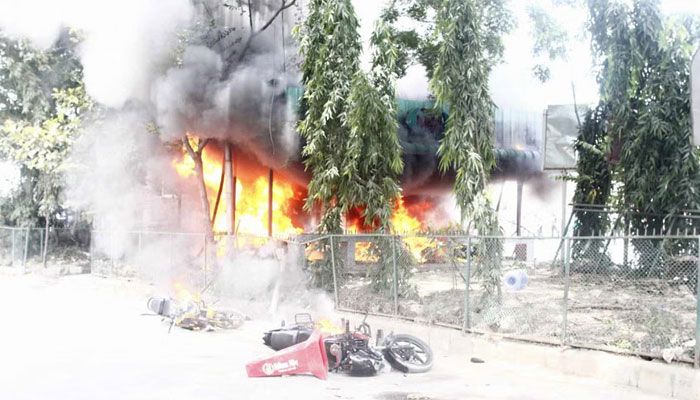 রামপুরায় পুলিশ বক্সে আগুন