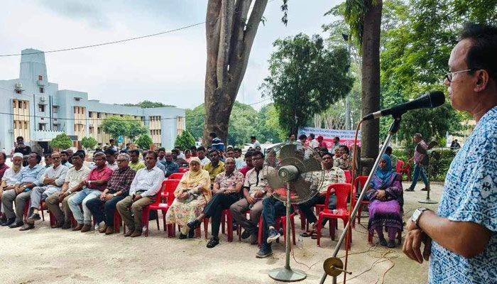 অষ্টম দিনের মতো কর্মবিরতিতে রাবি শিক্ষকরা