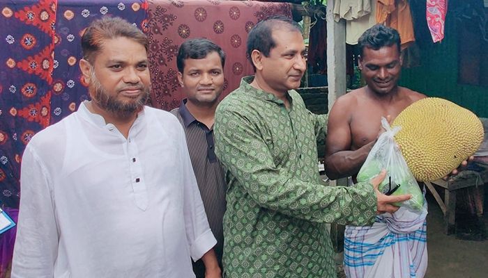 রূপগঞ্জে ২ হাজার পরিবারের মাঝে মৌসুমি ফল বিতরণ
