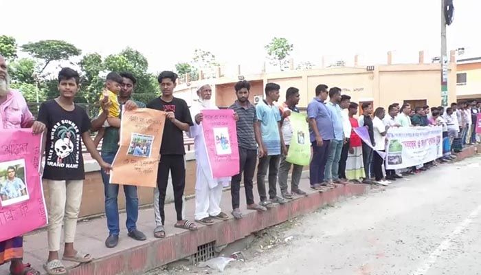 আমতলীতে সেতু ভেঙ্গে ৯ জন নিহতের ঘটনায় সেতু কর্তৃপক্ষসহ সংশ্লিষ্টদের বিচার এবং ঘটনার সময় ‘লুট করা’ স্বর্ণালংকার ফেরতের দাবিতে মানববন্ধন ও বিক্ষোভ মিছিল অনুষ্ঠিত হয়। প্রবা ফটো