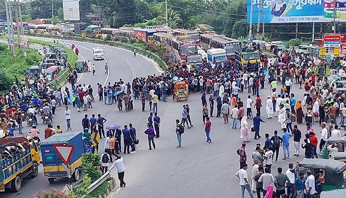 কোটা বাতিলের দাবিতে ঢাকা-টাঙ্গাইল মহাসড়ক অবরোধ, দীর্ঘ যানজট
