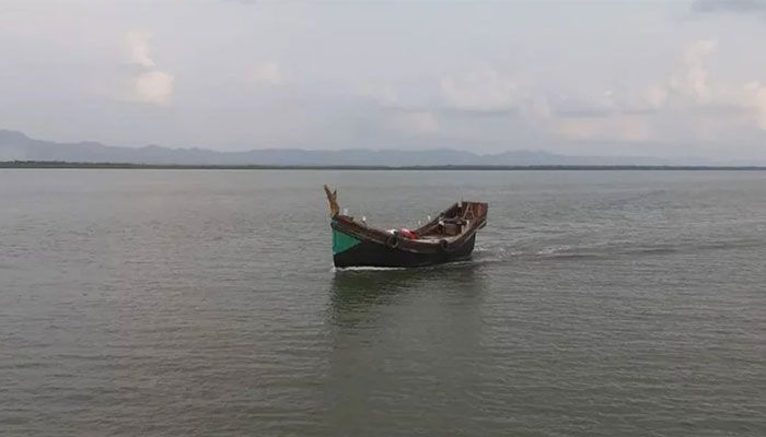 বিকল্প নৌপথে টেকনাফে আসা দুইটি ট্রলার লক্ষ্য করে গুলি