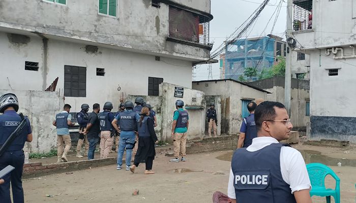 রূপগঞ্জে জঙ্গি আস্তানা সন্দেহে ঘিরে রাখা বাড়ি থেকে বোমা উদ্ধার