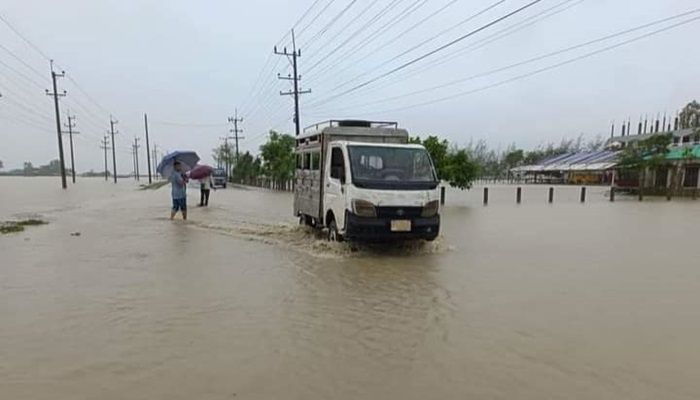 টানা চার দিন মাঝারি ও ভারী বৃষ্টিপাতে উখিয়ার ৩০টি গ্রামের বিভিন্ন রাস্তাঘাট পানিতে তলিয়ে গেছে। প্রবা ফটো