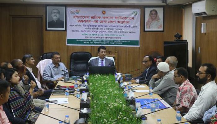বাংলাদেশ শ্রমিককল্যাণ তহবিলে ৮ কোটি ৩২ লাখ টাকার চেক হস্তান্তর