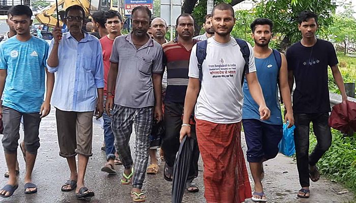 পায়ে হেঁটে কেদারনাথ মন্দিরে ব্যবসায়ী