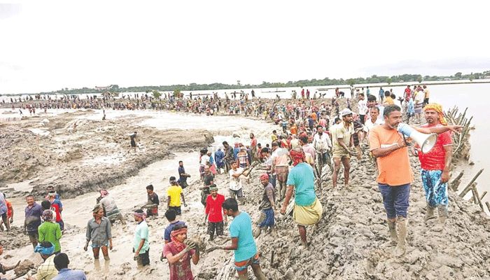 পাইকগাছার দেলুটি ইউনিয়নের কালিনগর এলাকায় হাজারো মানুষ একত্রিত হয়ে স্বোচ্ছাশ্রমে বাঁধ নির্মাণে কাজ করছে। সোমবারের ছবি

