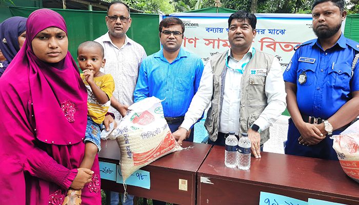 চিলমারীতে বন্যাদুর্গত ৫ শতাধিক পরিবার পেল ত্রাণ