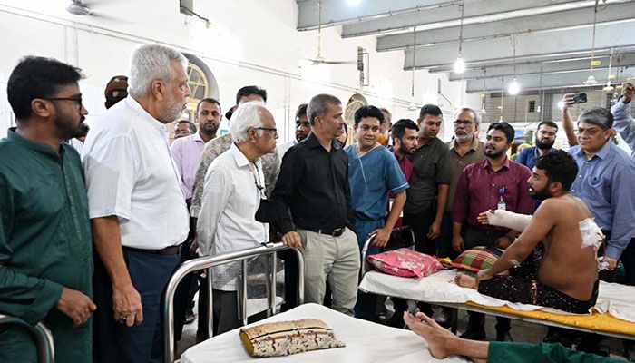 আহত ছাত্রদের দেখতে ঢামেকে শিক্ষা উপদেষ্টা