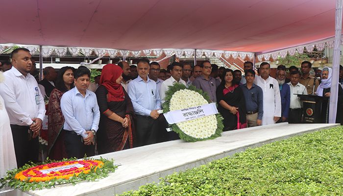 বঙ্গবন্ধুর সমাধিতে জেলা প্রশাসন ও আওয়ামী লীগের শ্রদ্ধা