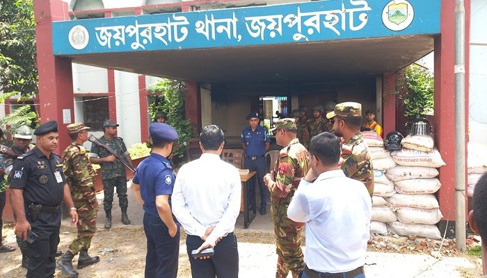 জয়পুরহাটে ডিসি-এসপি ও সেনাবাহিনীর থানা পরিদর্শন, কার্যক্রম শুরু