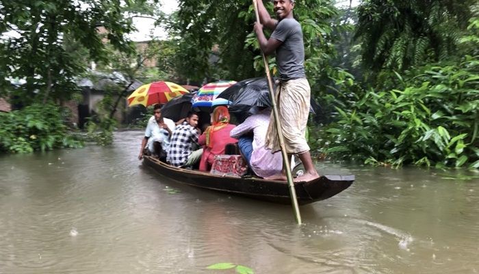 মঙ্গলবার সরেজমিনে নবীপুর ইউনিয়নে দেখা গেছে বাসিন্দারা বসতঘর ছেড়ে নিরাপদ আশ্রয়ে যাচ্ছে। প্রবা ফটো