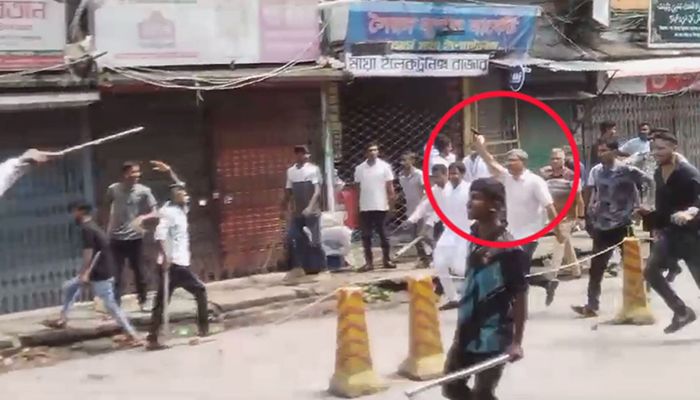 ছাত্র-জনতাকে লক্ষ্য করে গুলি করছেন এমপি প্রিন্স। প্রবা ফটো