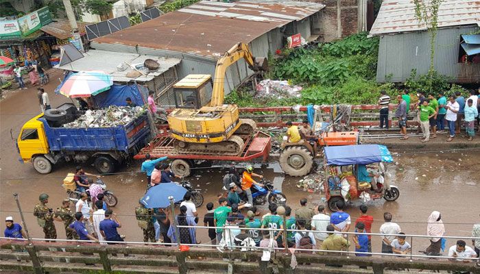 বন্যার পানি নিষ্কাশন বন্ধ, রামগঞ্জে খাল পরিষ্কার করলেন স্বেচ্ছাসেবীরা