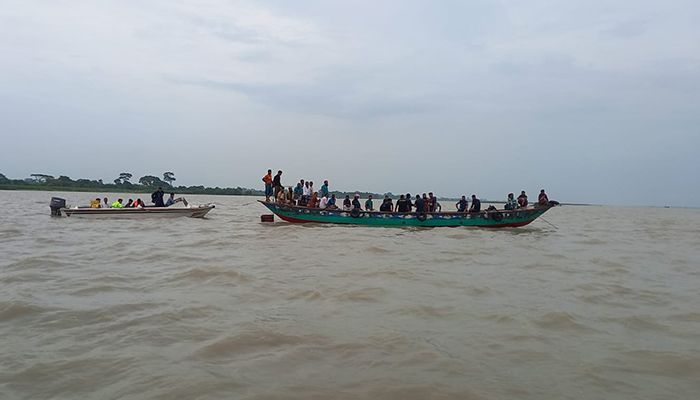 মেঘনায় ট্রলারডুবি নিহত ২, নিখোঁজ ৩
