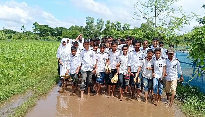 পানি নিষ্কাশনে বাধা শিক্ষার্থীদের বিক্ষোভ 