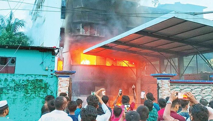 মন্ত্রী-এমপিদের বাসা, আওয়ামী লীগ অফিসে আগুন-ভাঙচুর
