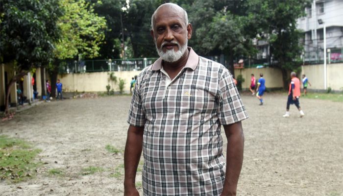 গত শনিবার মতিঝিলে অবস্থিত সোনালী অতীত ক্লাবের মাঠে দাঁড়িয়ে প্রতিদিনের বাংলাদেশকে সাক্ষাৎকার দিয়েছেন কিংবদন্তি সাবেক ফুটবলার শেখ মোহাম্মদ আসলাম। ছবি : আ. ই. আলীম 