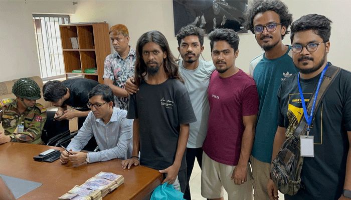 কুড়িয়ে পাওয়া ১৮ লাখ টাকা থানায় জমা