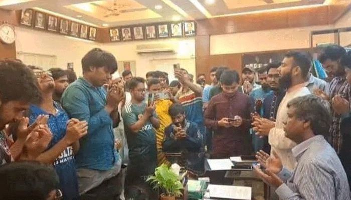 এবার সেই শিক্ষকের রুমে কুরআন তেলাওয়াত করলেন শিক্ষার্থীরা 