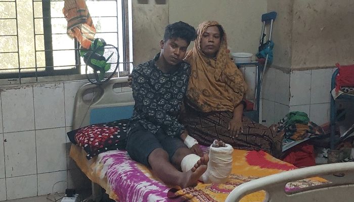 মায়ের সঙ্গে হাসপাতালে গুলিবিদ্ধ টাঙ্গাইলের খন্দকার তালহা। প্রবা ফটো