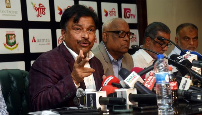 বুধবার বিকালে আনুষ্ঠানিক সংবাদ সম্মেলনে বক্তব্য দেন নতুন বিসিবি সভাপতি ফারুক আহমেদ। আ. ই. আলীম