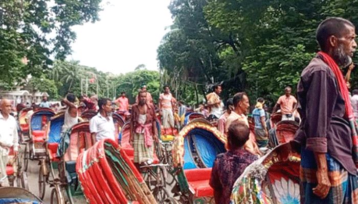 এবার শাহবাগ মোড় অবরোধ করে রিকশাচালকদের বিক্ষোভ