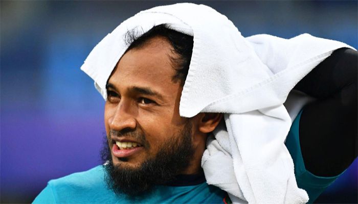 চোট পেয়ে মাঠ ছাড়লেন মুশফিক