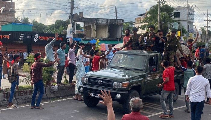 নোয়াখালীতে সেনাবাহিনীর গাড়িতে চড়ে ছাত্র জনতার উল্লাস