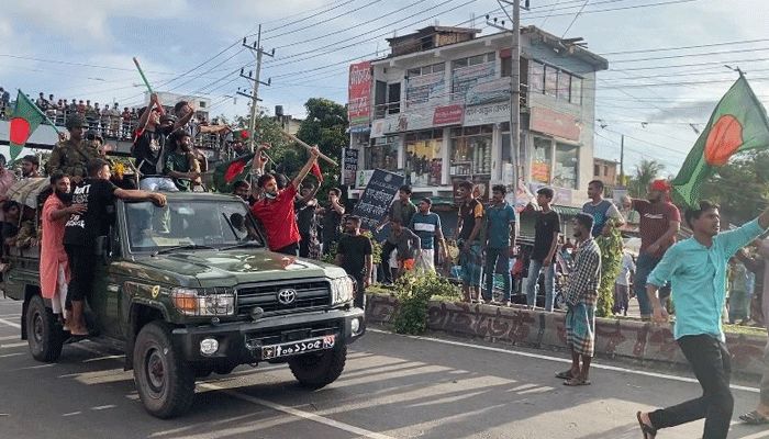 নোয়াখালীতে সেনাবাহিনীর গাড়িতে চড়ে ছাত্র জনতার উল্লাস