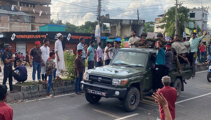 নোয়াখালীতে সেনাবাহিনীর গাড়িতে চড়ে ছাত্র জনতার উল্লাস