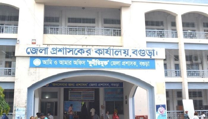 বগুড়ায় সরকারি কর্মকর্তা-কর্মচারীদের আয় ব্যয়ের হিসাব চেয়েছে ছাত্র-জনতা