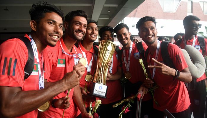 বীরের বেশে ট্রফি নিয়ে দেশে