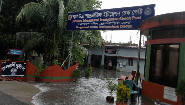 তলিয়ে যাওয়া আখাউড়া ইমিগ্রেশন ভবন। প্রবা ফটো
