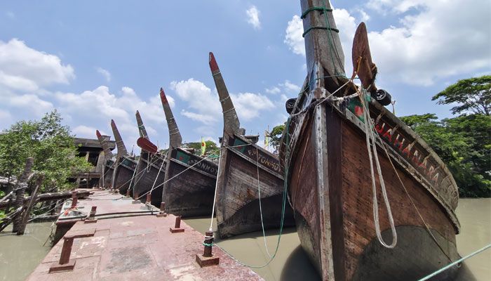 ঘাটে নৌকা বাধা। প্রবা ফটো