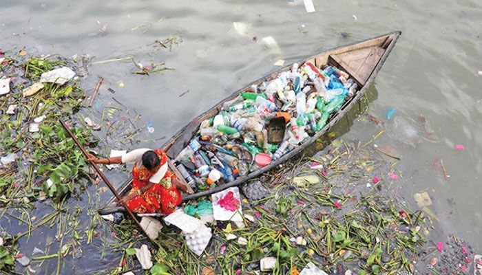 বুড়িগঙ্গার প্লাস্টিকে যাদের জীবন চলে
