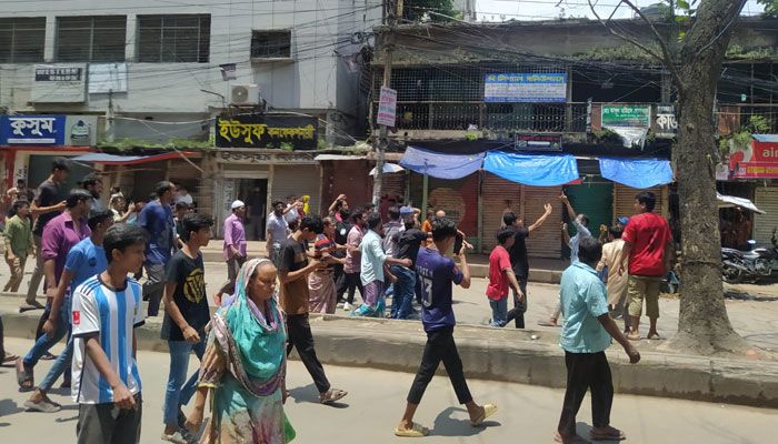পুরান ঢাকায় বিক্ষিপ্ত সংঘর্ষ-ভাঙচুর, পুলিশের টিয়ারশেল নিক্ষেপ