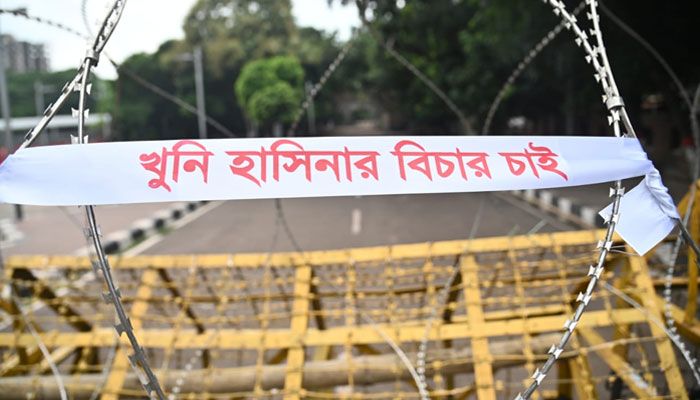 কাঁটাতারে ঘেরা ধানমন্ডি ৩২
