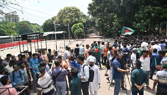 কাঁটাতারে ঘেরা ধানমন্ডি ৩২