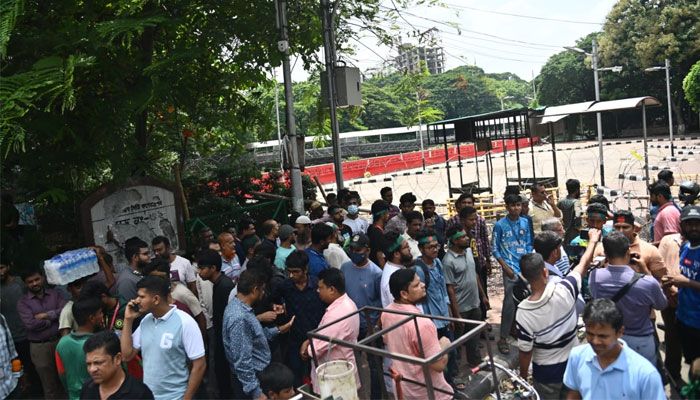 কাঁটাতারে ঘেরা ধানমন্ডি ৩২