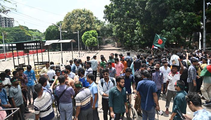 কাঁটাতারে ঘেরা ধানমন্ডি ৩২